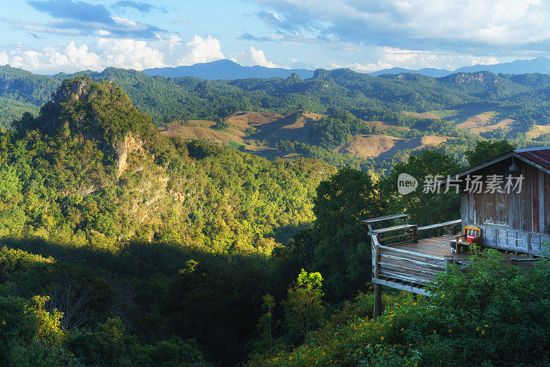 美丽的山景，在阳光明媚的日子里，Ban Jabo村，泰国Mae Hong Son。